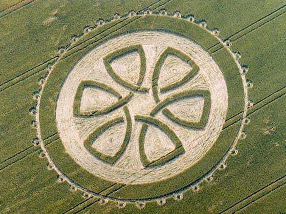 Самый загадочный знак. Древние пришельцы круги на полях. Круги на полях в 2002 году. Пентаграммы на полях. Рисунки на полях НЛО В России.