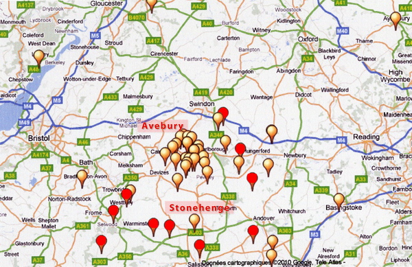 Localisations des agroglyphes apparus dans le conté du Wiltshire en 2010 (à partir de la carte composée par Bert Janssen) [Point rouges = formations près des enceintes défensives en terre | Les formations se sont concentrées près d'Avebury en fin de saison]